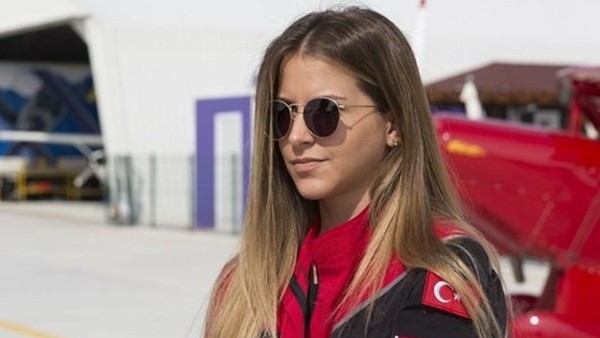 Türkiye'nin ilk kadın akrobasi pilotu