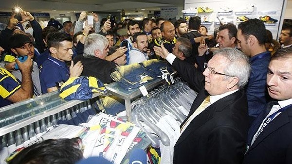 Aziz Yıldırım taraftarlara fena kızdı