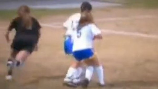 Kadın futbolcudan inanılmaz hareket