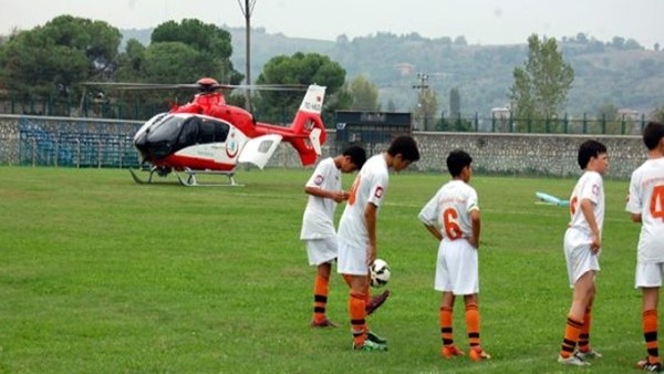 Maç oynanırken sahaya ambulans girdi