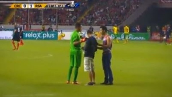 Maç sırasında imza verdi