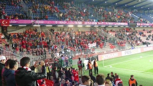 Türk taraftarlar Prag'ı inletti