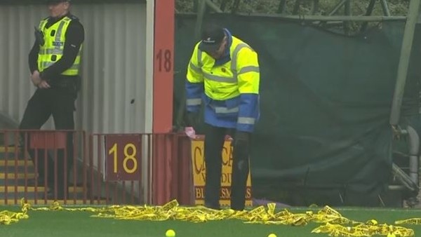 Stad görevlisi dengesini kaybedip düştü