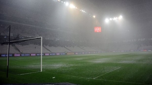 Yağmur maç erteletti