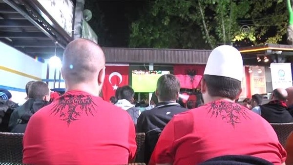 Arnavutlar maçı açık alanda toplu halde izledi