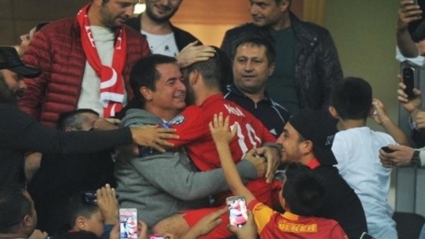 Arda Turan maç sonunda Acun Ilıcalıya koştu