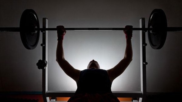 Bench press alev aldı