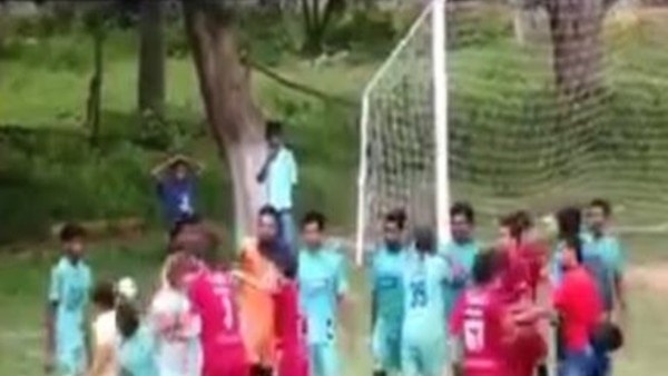 Böyle futbol maçı görülmedi! Uçan tekme...