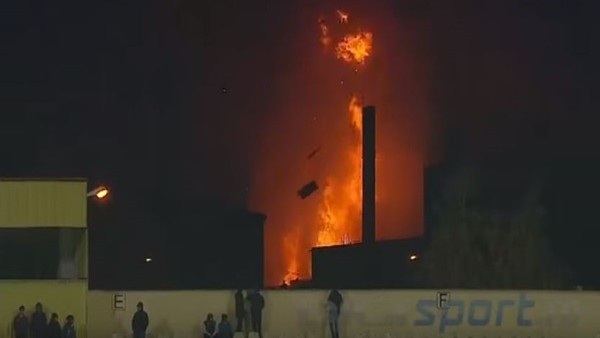 Maç oynanırken stadyum alev aldı