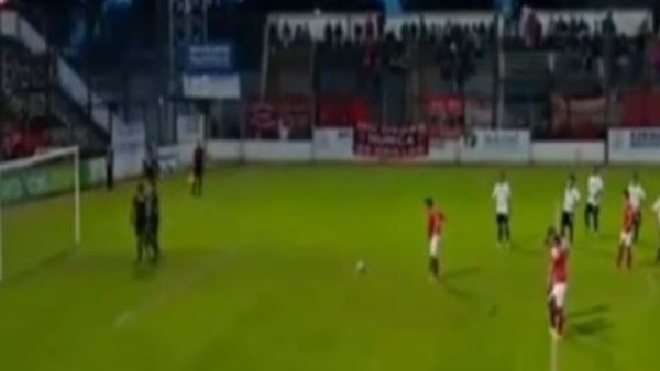 Sahaya bira şişesi attılar