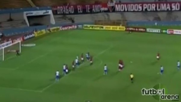 Frikikten kaleye füze yolladı