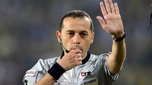 Cüneyt Çakır insanlık dışı faul yapan oyuncuya acımadı