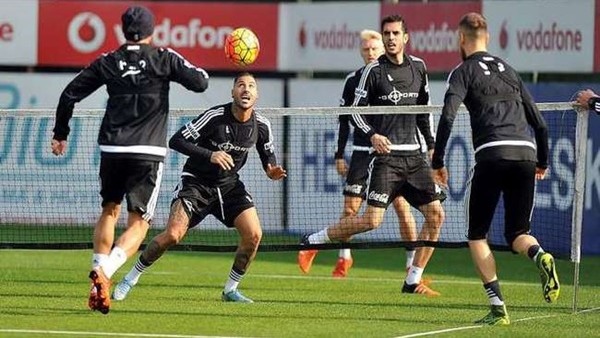 Beşiktaş hibrit çimde ilk antrenmanını yaptı