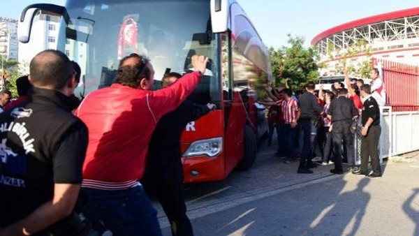 Antalyaspor Antrenörü Şimşek'e taraftar tepkisi