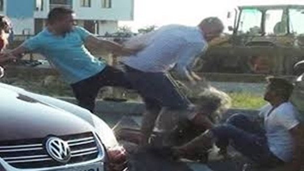 Ünlü futbolcu ve sevgilisini tekme tokat dövdüler