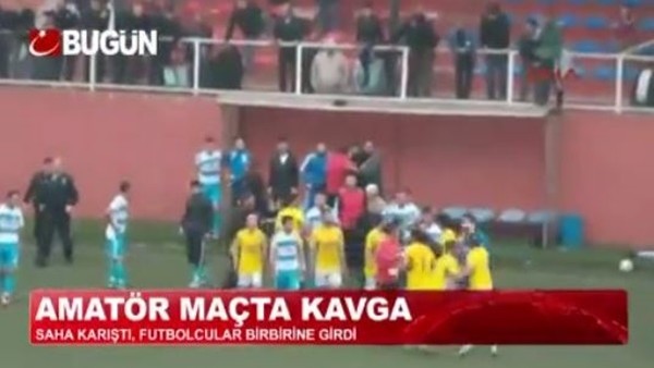 Amatör maçta tekmeler havada uçuştu!