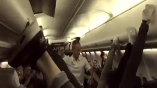 Jimnastikçilerden uçakta ilginç kutlama