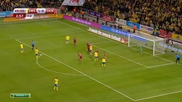  İbrahimovic'in frikiğini harika çıkardı