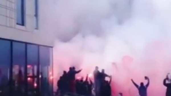 Ajax taraftarı takımını böyle uğurladı