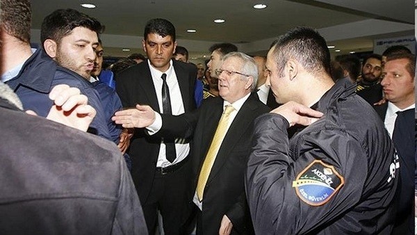 Aziz Yıldırım imza töreninde çileden çıktı