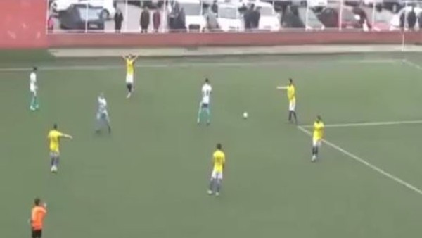 Sahadan arkadaşlarının omuzunda çıktı