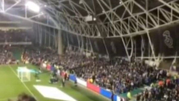 Fransa'ya saygı duruşunda Filistin sesleri