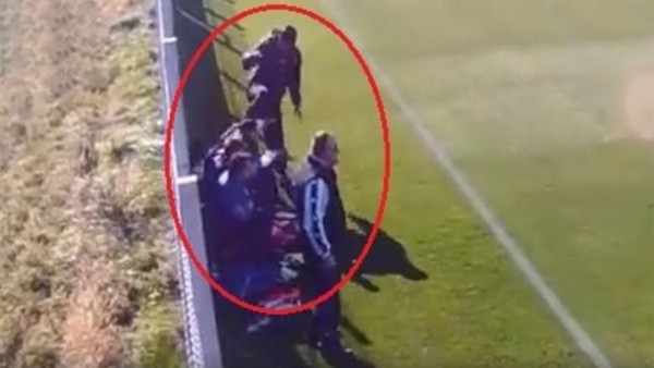 Antrenör genç futbolcuyu tekme tokat dövdü!