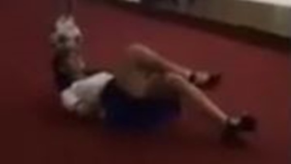 Genç kızdan inanılmaz futbol gösterisi