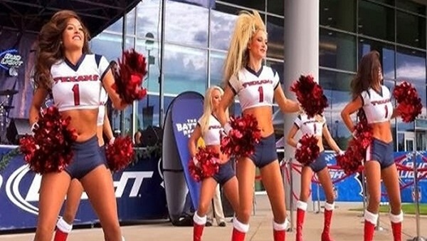 Ponpon kızlar cadılar bayramına hazır