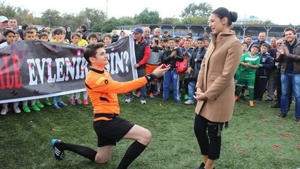 Yeşil sahadan bir ilk! Hakemden evlenme teklifi