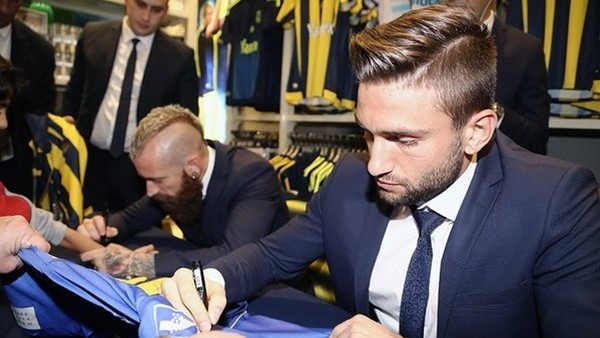 Fenerbahçeli futbolcular Adana Fenerium'da imza verdi