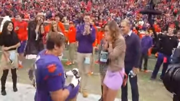 Maç öncesi sürpriz evlilik teklifi