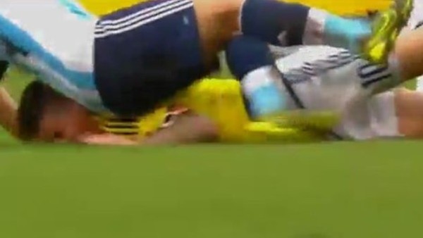 Mascherano, James Rodriguez'e arkadan daldı