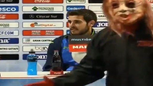 Basın toplantında 'Cadılar Bayramı' sürprizi