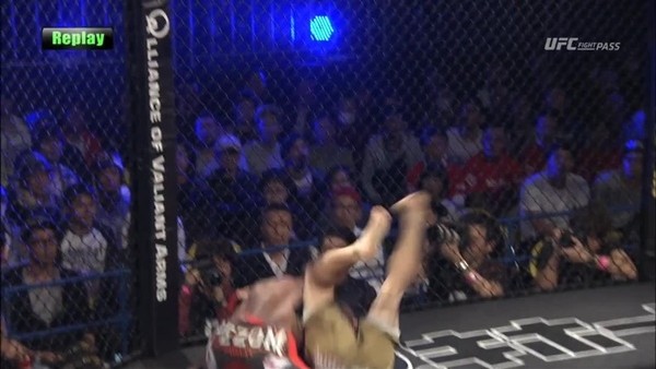 Kafes dövüşünde Amerikan Güreşi tekniği