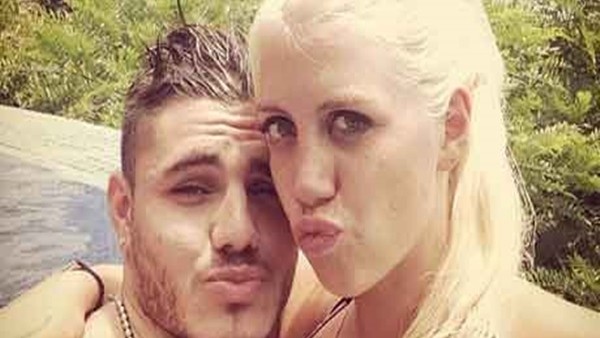 Karısının yatak odası pozlarını paylaştı