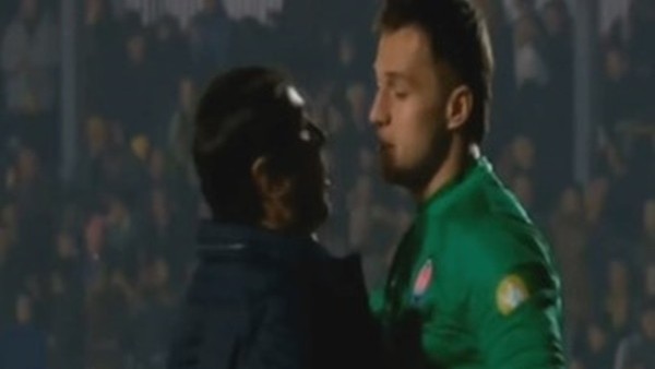 Taraftar sahaya indi kaleciyle kapıştı