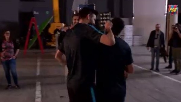 Pique, Arda Turan'ın kulağını çekti