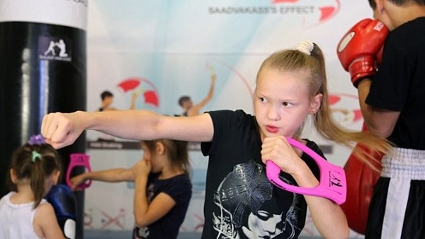 8 yaşındaki boksör kız sıkı çalışıyor