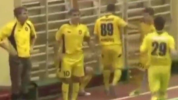 Kırmızıyı görünce hakemi yumrukladı