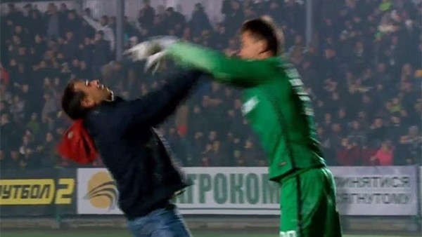 Kalecisinin yüzüne küfür edince...