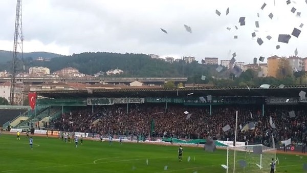 Kocaelisporlu taraftarlardan konfeti şov