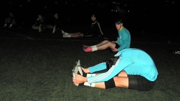 Elektriği kesilen statta loş ışıklar altında antrenman