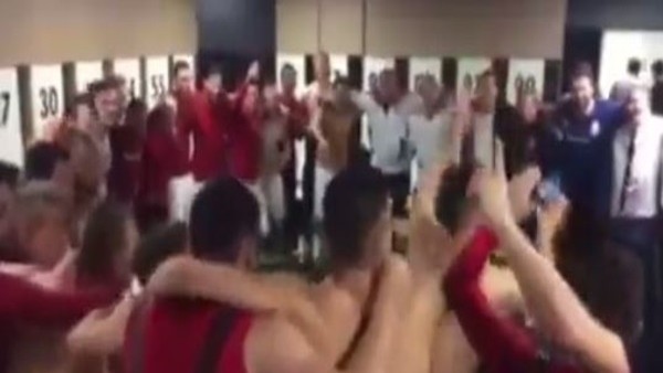 Soyunma odasında piyanist şantör