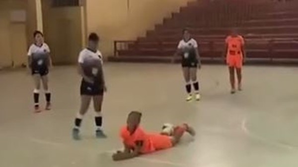 Kadın futbolcu rakibinin yüzünü tekmeledi