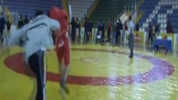 Yeşil sahalardan sonra minderde de kavga