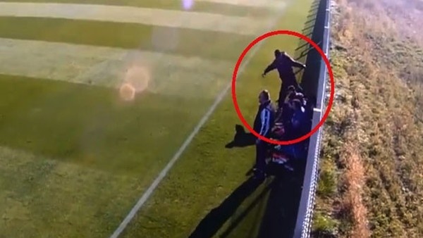 Antrenör genç futbolcuyu tekme tokat dövdü