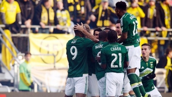 Gol sonrası bira yağmuru