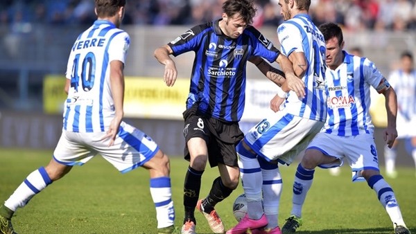 Golü attı, kamerayı tekmeledi, atıldı!