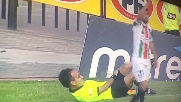 Yan hakem kendini attı! Kırmızı kart...